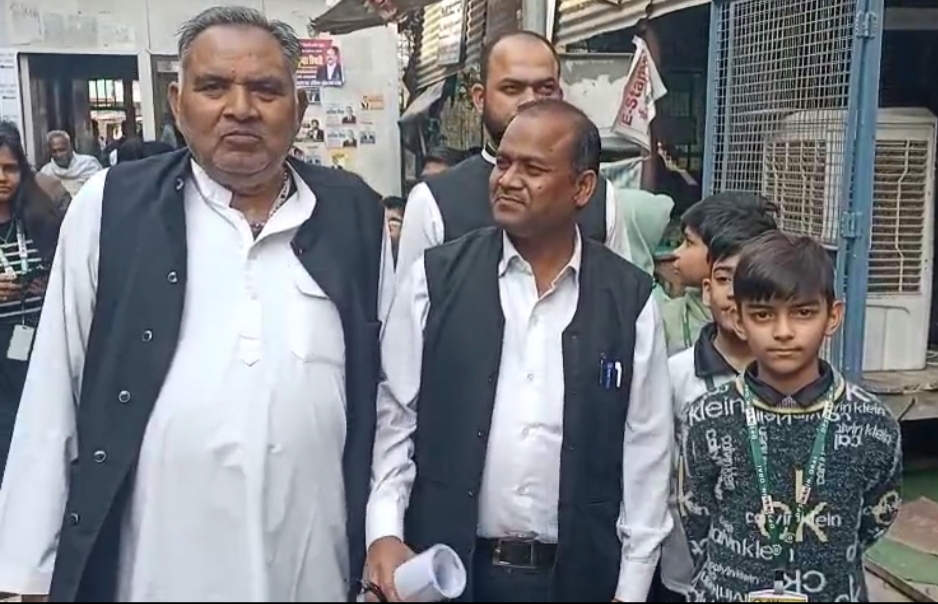 संविधान दिवस पर शैक्षणिक भ्रमण करते छात्र