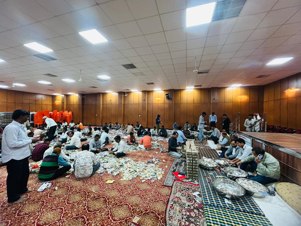 चित्तौड़गढ़ जिले के सांवलियाजी मंदिर में दान राशि की गणना।