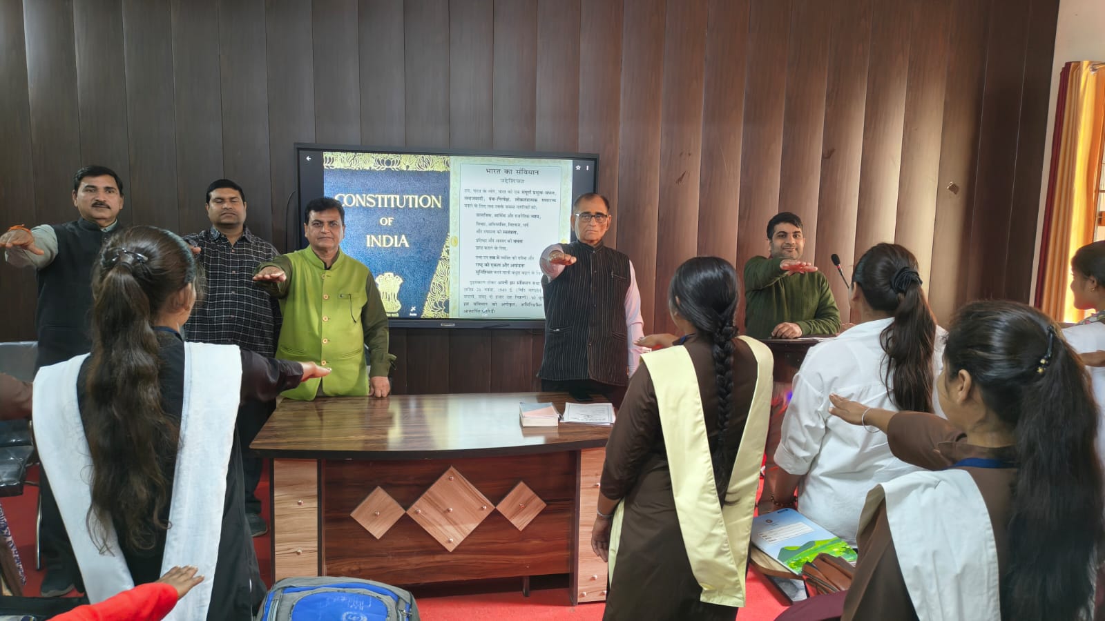 संविधान की प्रस्तावना का सामूहिक पाठ कराते हुए शपथ दिलाते प्राचार्य प्रोफेसर डा. अशोक कुमार सिंह व अन्य। संविधान की प्रस्तावना का सामूहिक पाठ कराते हुए शपथ दिलाते प्राचार्य प्रोफेसर डा. अशोक कुमार सिंह व अन्य।