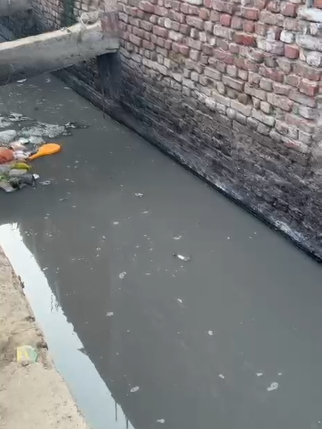 इसी नाले में गिरने से हुई बच्ची की मौत इसी नाले में गिरने से हुई बच्ची की मौत