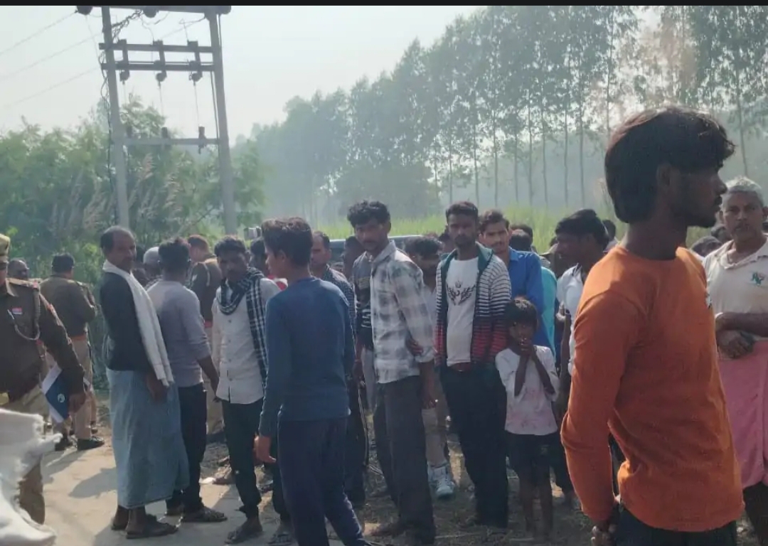 ट्रांसफार्मर के पास शव को देखकर लगी भीड़