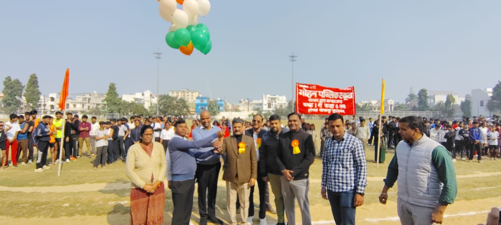 नेताजी सुभाष चंद्र बोस सोनकपुर स्पोर्ट्स स्टेडियम में युवा कल्याण एवं प्रादेशिक विकास दल विभाग द्वारा विधायक खेल स्पर्धा का शुभारंभ करते अतिथि।