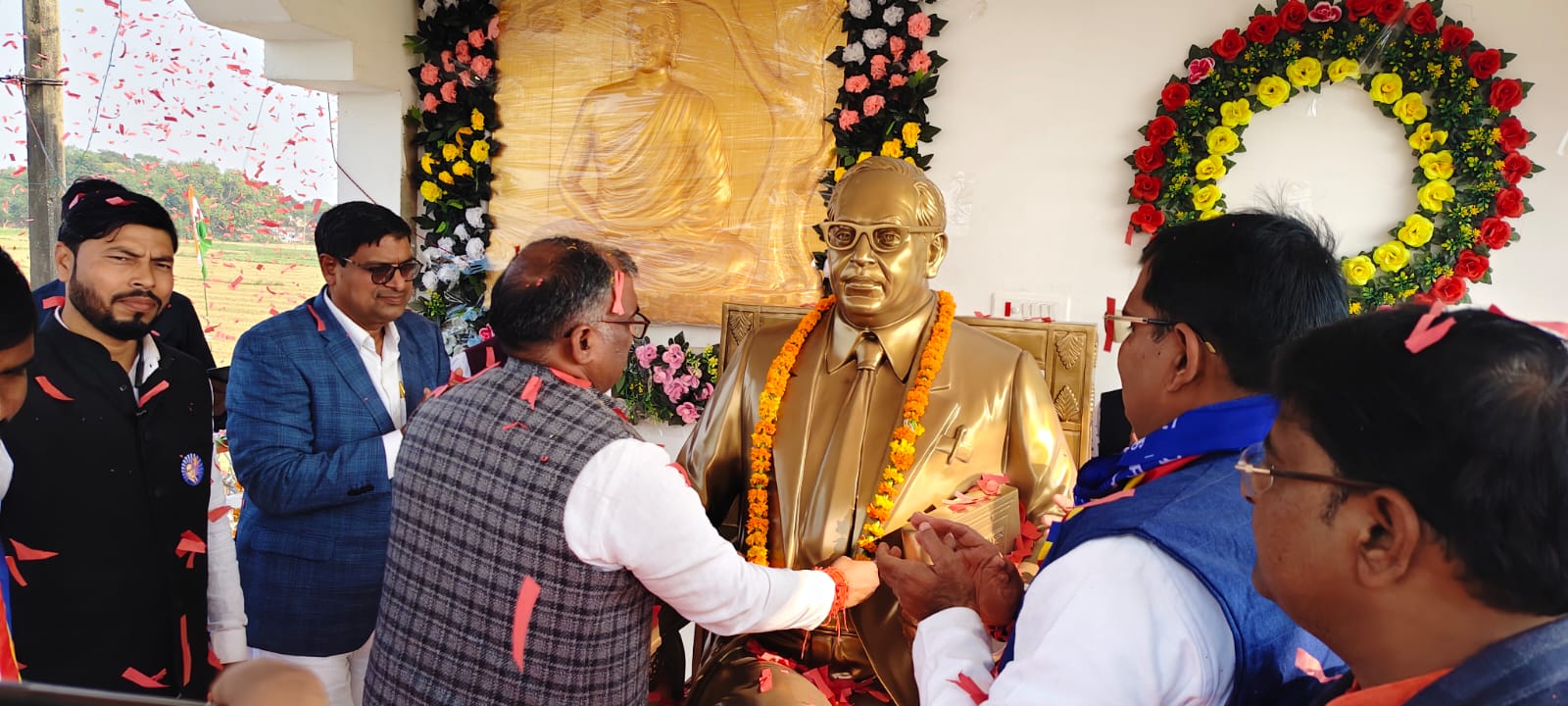 डॉ भीम राव अंबेडकर की प्रतिमा पर माल्यार्पण करते हुए राज्य मंत्री गिरीश चंद्र यादव डॉ भीम राव अंबेडकर की प्रतिमा पर माल्यार्पण करते हुए राज्य मंत्री गिरीश चंद्र यादव