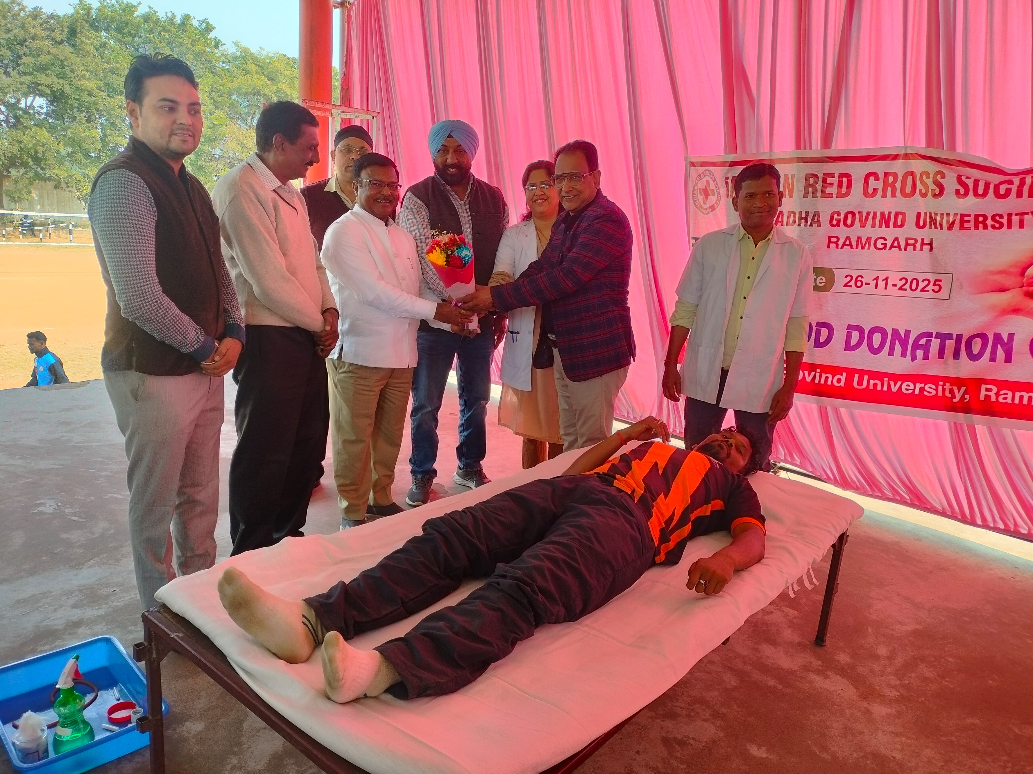 रक्तदान शिविर में शामिल लोग