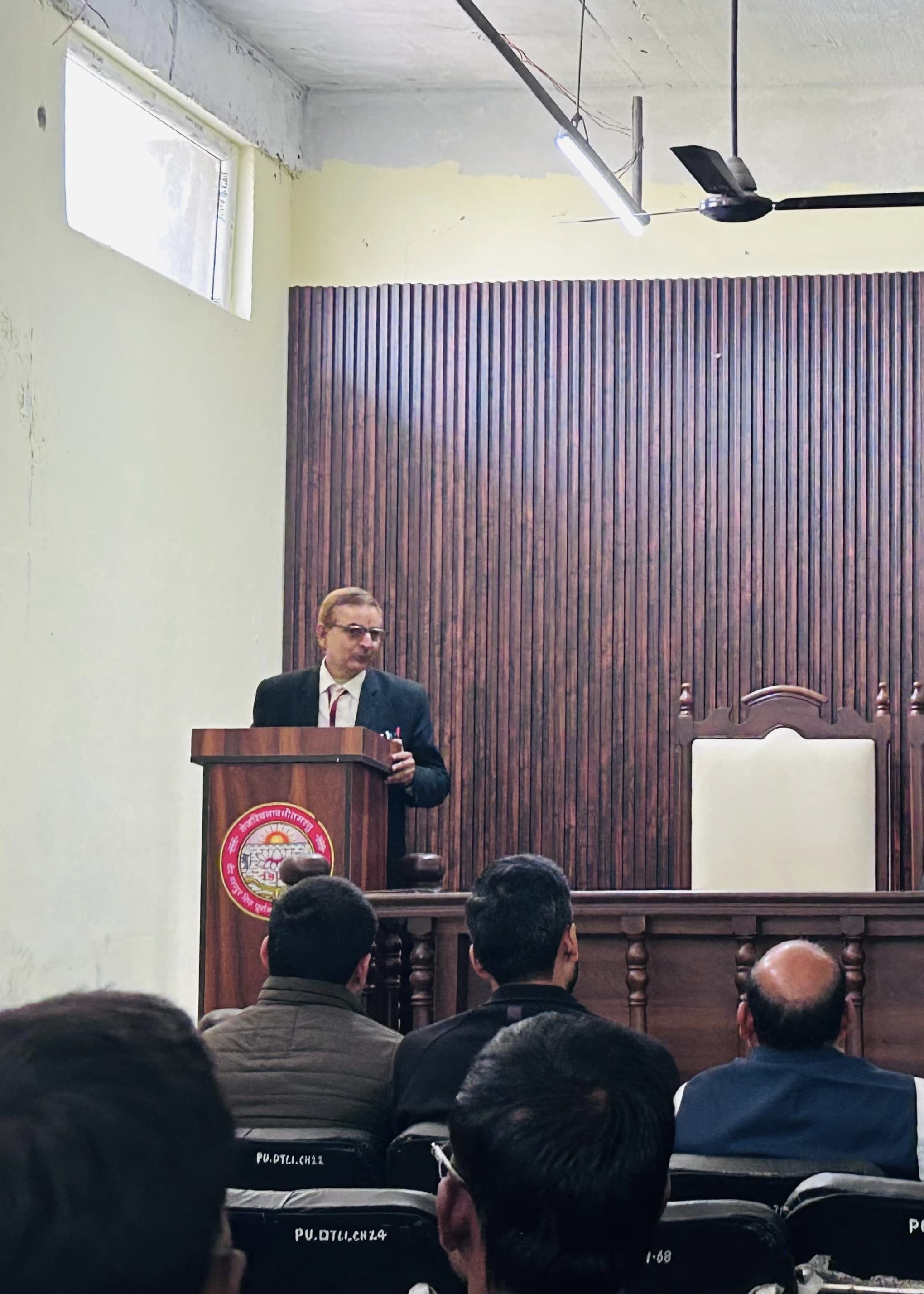 संविधान के बारे में जानकारी देते हुए डॉ दिलीप कुमार सिंह