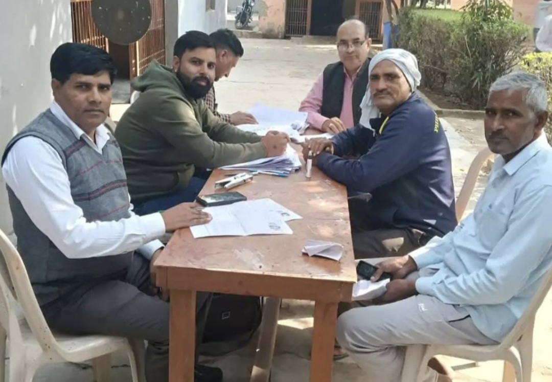 एसआईआर फॉर्म भरने में आ रही दिक्कतें एसआईआर फॉर्म भरने में आ रही दिक्कतें