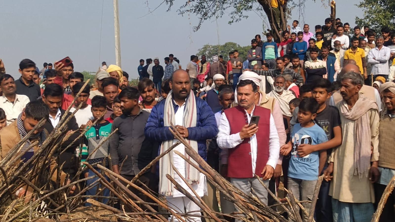 कुसमरा गांव में शहीद के अंतिम संस्कार में श्रद्धाजंलि देते कुसमरा गांव में शहीद के अंतिम संस्कार में श्रद्धाजंलि देते