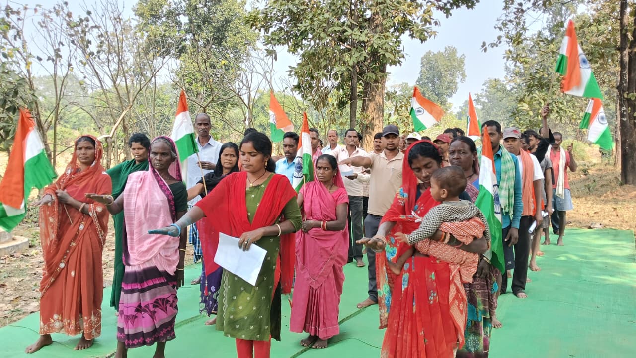 कोरबा जिले के अमृत सरोवर स्थलों पर हर्षोल्लास से मनाया गया संविधान दिवस, संविधान की प्रस्तावना का किया गया सामूहिक पाठन