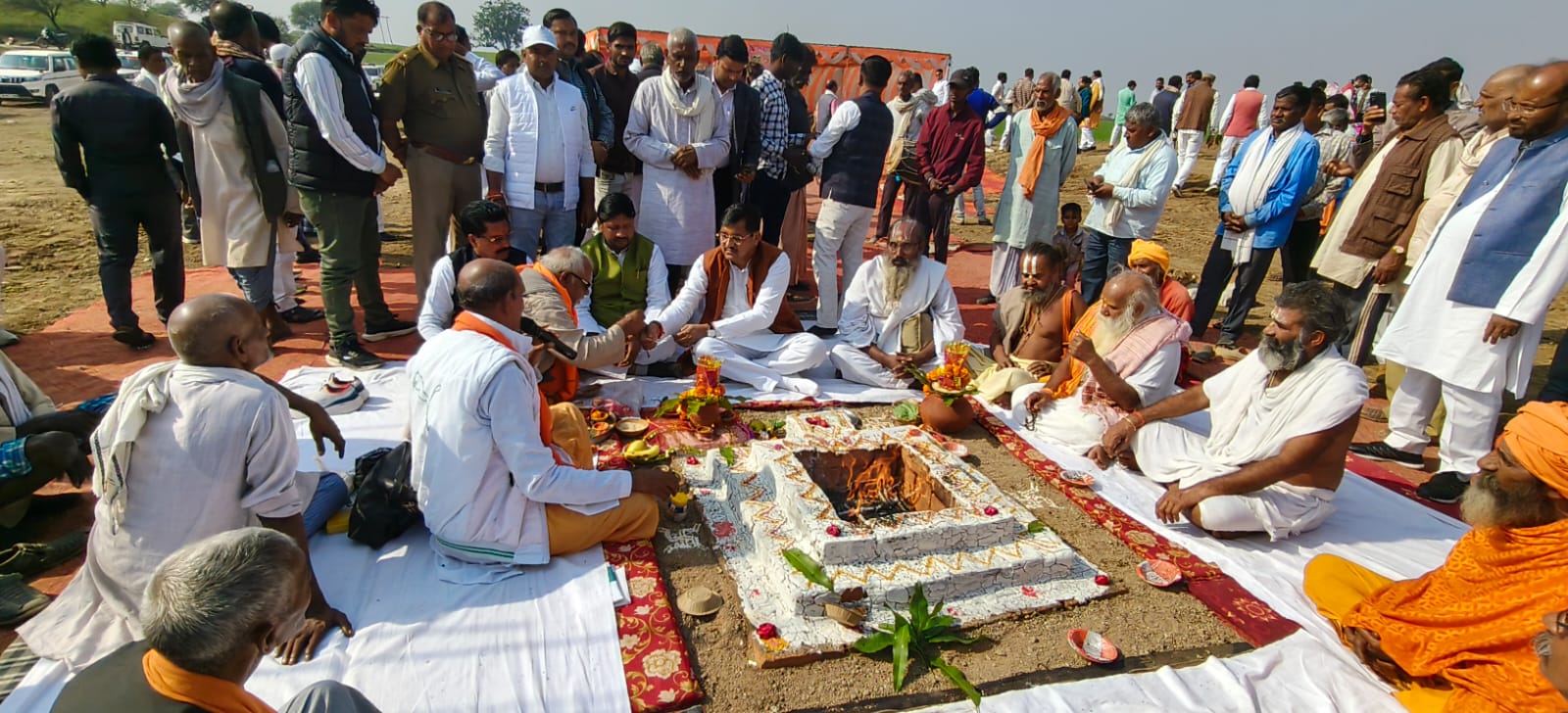 भूमि पूजन करते हुए राज मंत्री रामकेश निषाद