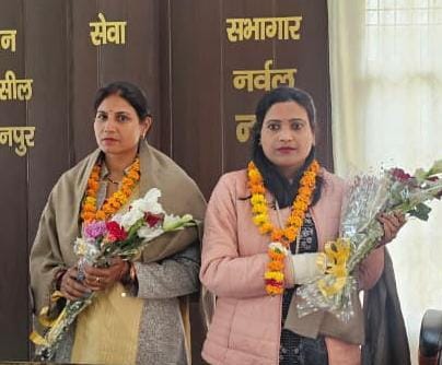 एसडीएम के हाथों सम्मानित की गई दोनों बीएलओ का छायाचित्र एसडीएम के हाथों सम्मानित की गई दोनों बीएलओ का छायाचित्र