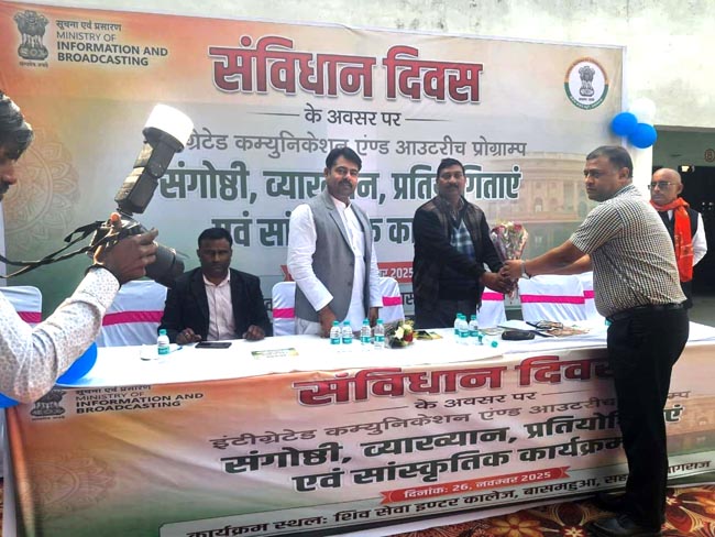 पुरस्कृत करते