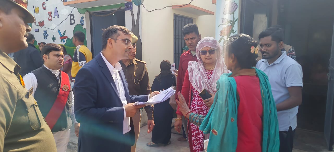 जिलाधिकारी बूथ पर