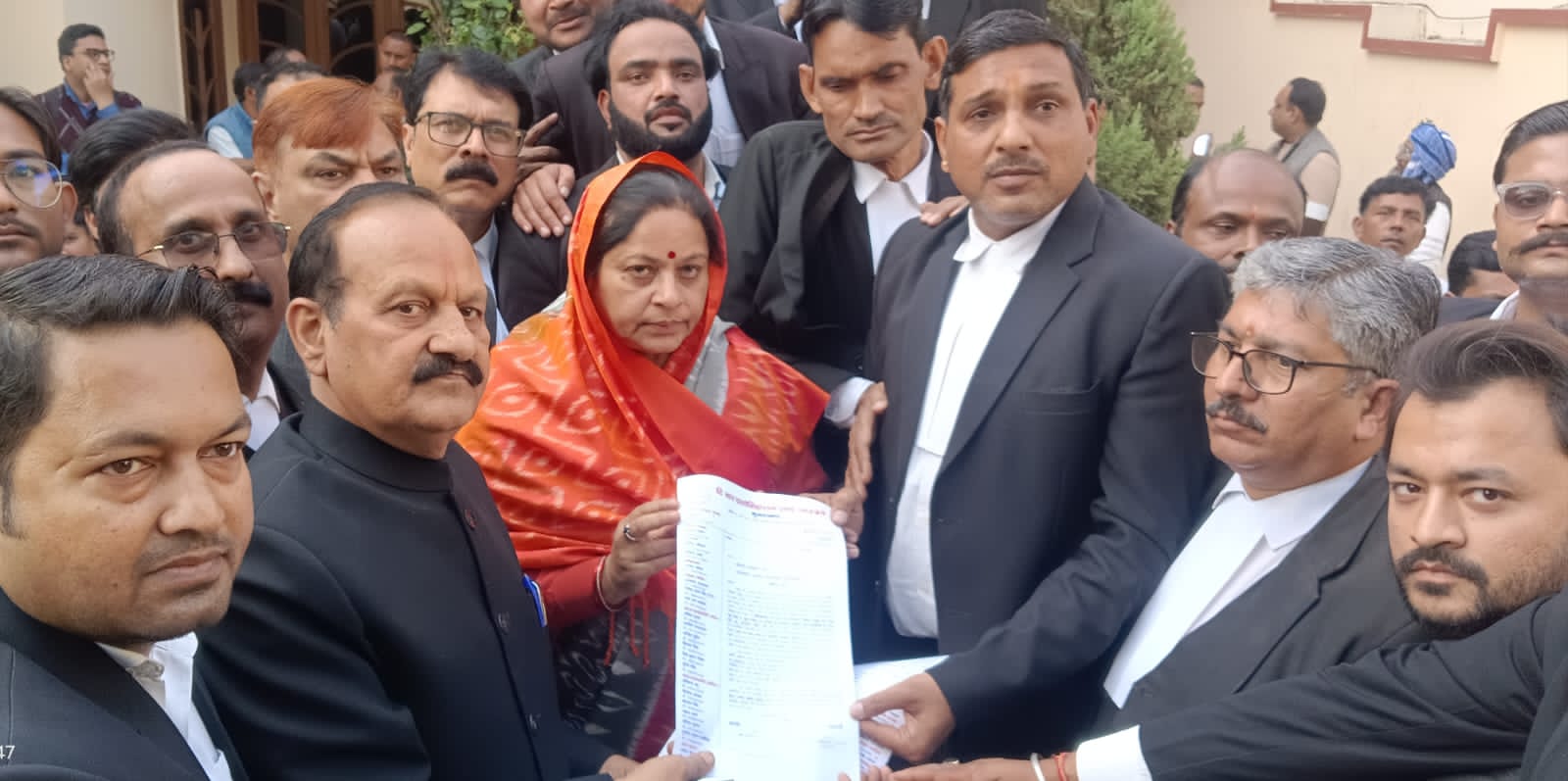 मुरादाबाद लोकसभा सांसद कुंवरानी रुचि वीरा को ज्ञापन देते दी बार एसोसिएशन एंड लाइब्रेरी के पदाधिकारी।