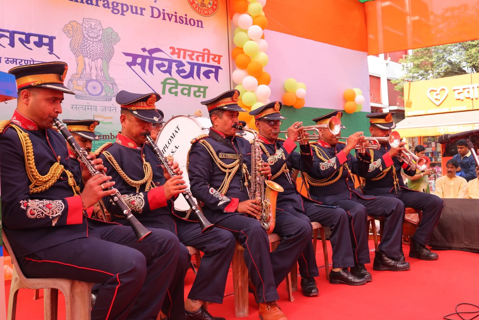 खड़गपुर स्टेशन पर संविधान दिवस और वंदे मातरम् के 150 वर्ष का आयोजन खड़गपुर स्टेशन पर संविधान दिवस और वंदे मातरम् के 150 वर्ष का आयोजन