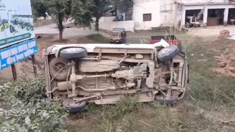 हादसे में पलटी कार हादसे में पलटी कार