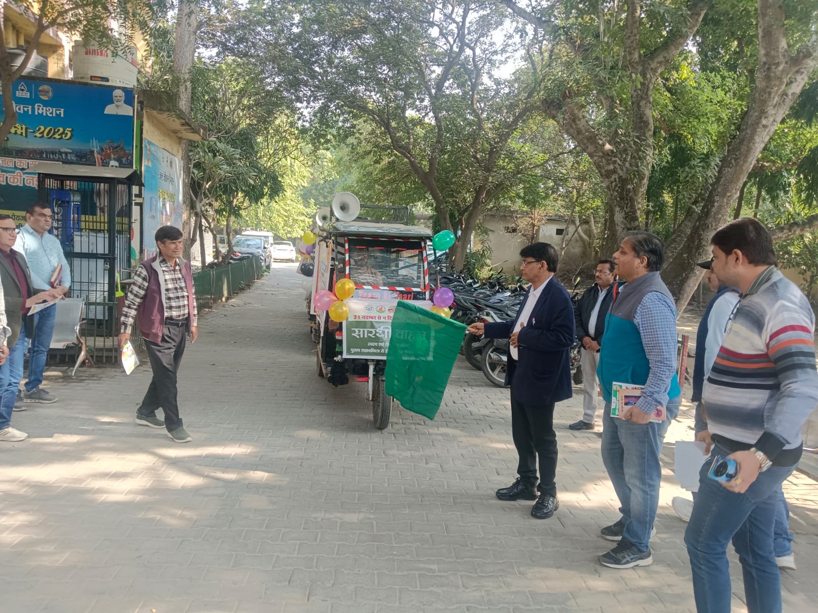 सारथी वाहन को हरी झंडी दिखाते सीएमओ सारथी वाहन को हरी झंडी दिखाते सीएमओ