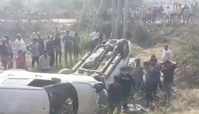फर्रुखाबाद में ​विधायक की कार पलटने के बाद घटनास्थल पर वाहन से परिजनों को निकालते ग्रामीण।
