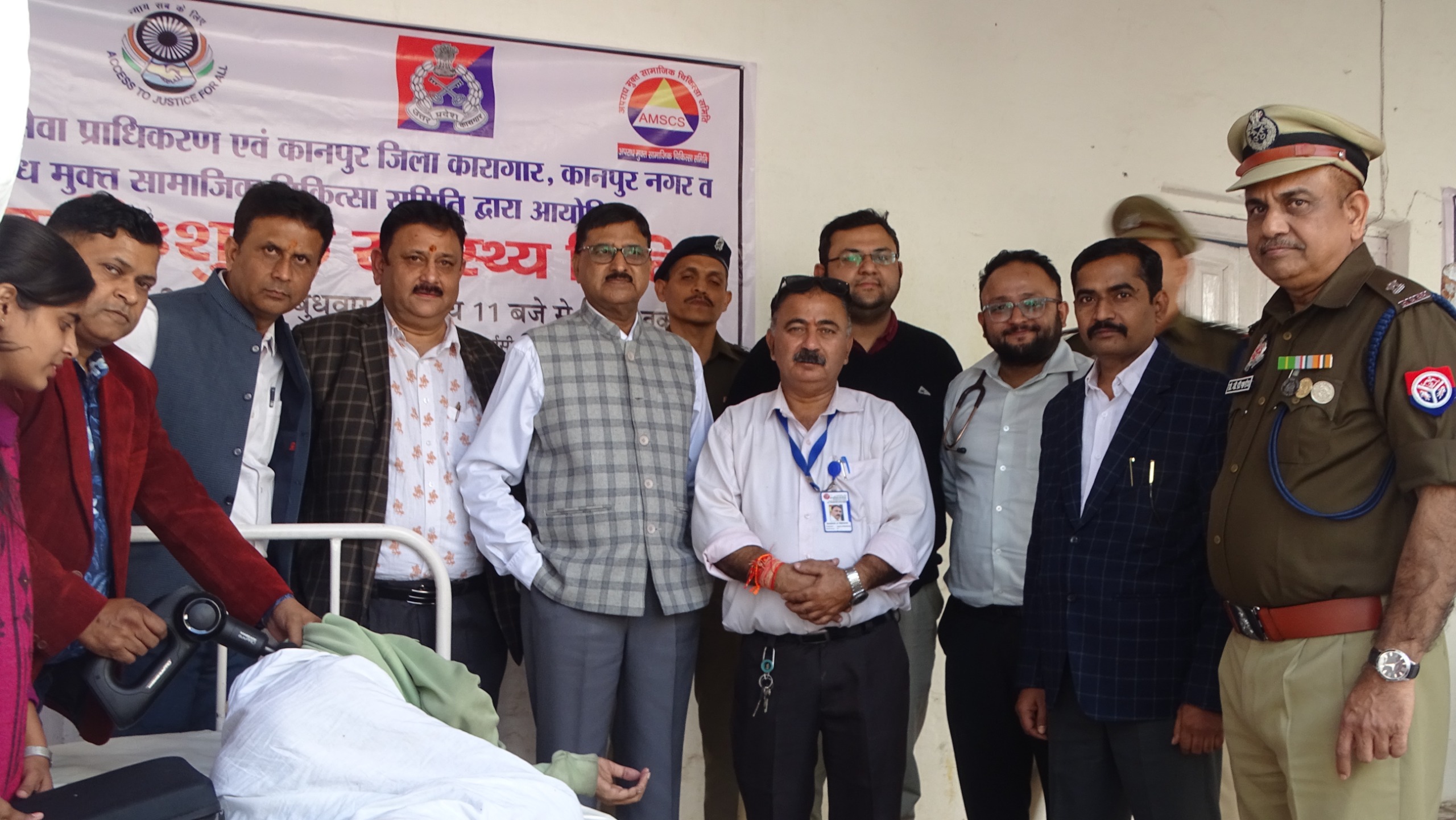 शिविर के दौरान मौजूद डॉक्टर और जेल अधीक्षक डॉ बीडी पांडेय का छायाचित्र