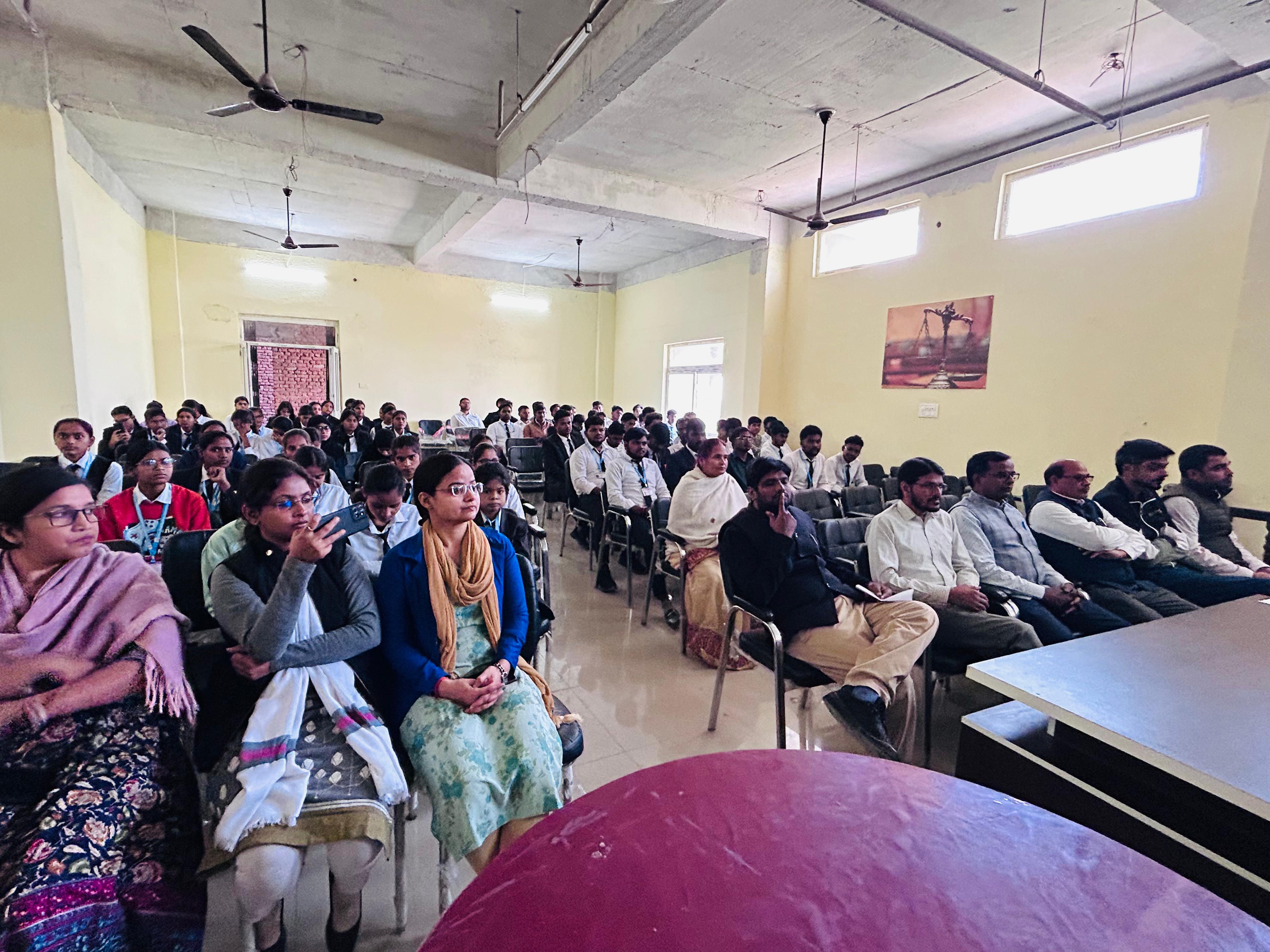 संविधान के बारे में जानकारी देते हुए डॉ दिलीप कुमार सिंह