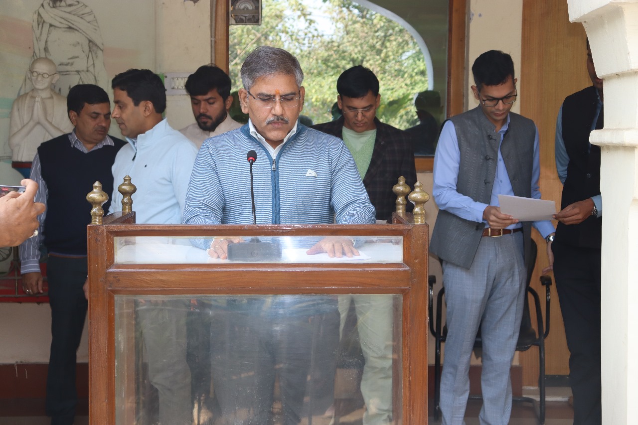 मंडल रेल प्रबंधक कार्यालय मुरादाबाद के प्रांगण में शपथ दिलाते मंडल रेल प्रबंधक संग्रह मौर्य।