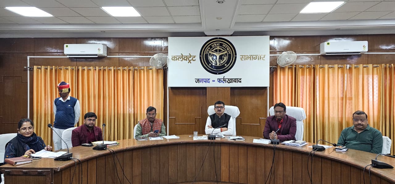 फर्रुखाबाद में संविधान दिवस पर डीएम आशुतोष द्विवेदी कलेक्ट्रेट में शपथ दिलाते हुए