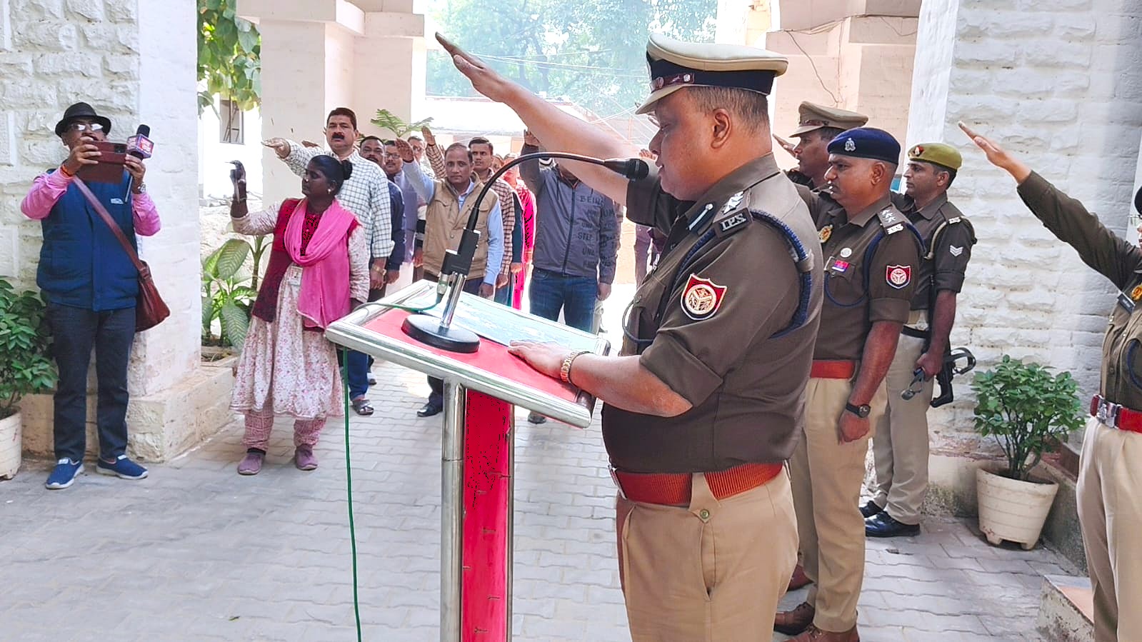 संविधान दिवस पर एकता-अखंडता की शपथ दिलाते एसएसपी सोमेन बर्मा।