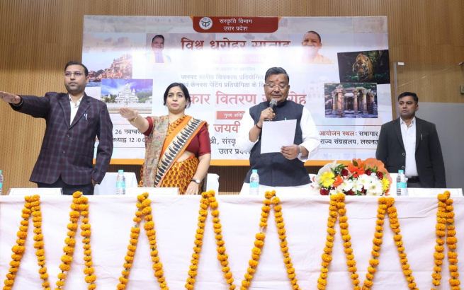 पुरस्कार वितरित करते मंत्री जयवीर सिंह