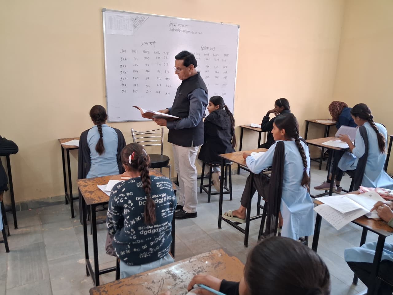 शिक्षा निदेशक जाट ने स्कूलों का निरीक्षण कर परीक्षा कार्य गंभीरता से नहीं करने पर दो शिक्षकों को नोटिस के दिए निर्देश शिक्षा निदेशक जाट ने स्कूलों का निरीक्षण कर परीक्षा कार्य गंभीरता से नहीं करने पर दो शिक्षकों को नोटिस के दिए निर्देश