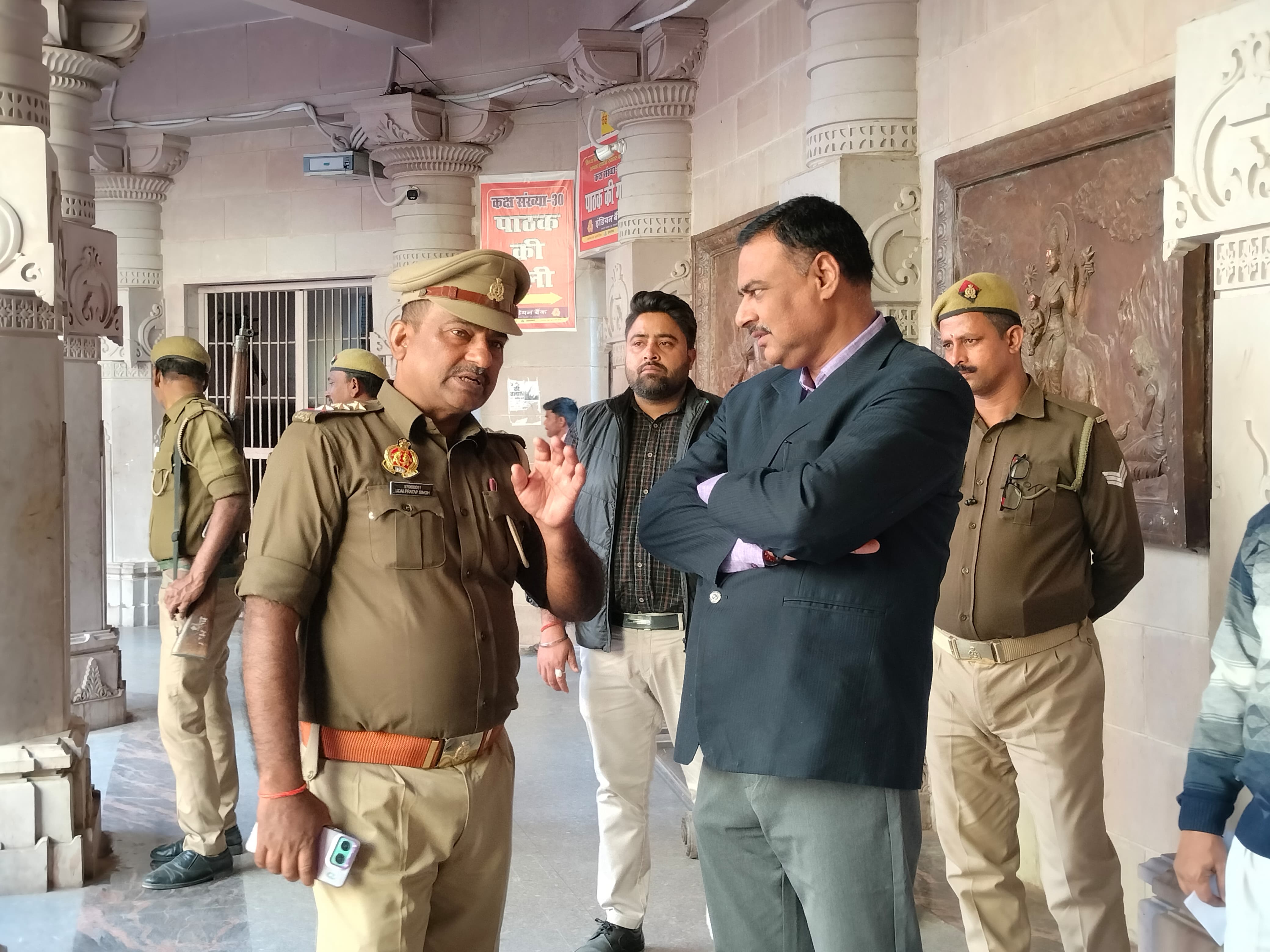 विन्ध्यवासिनी देवी मंदिर परिसर का बारीकी से निरीक्षण करते डीएम पवन कुमार गंगवार