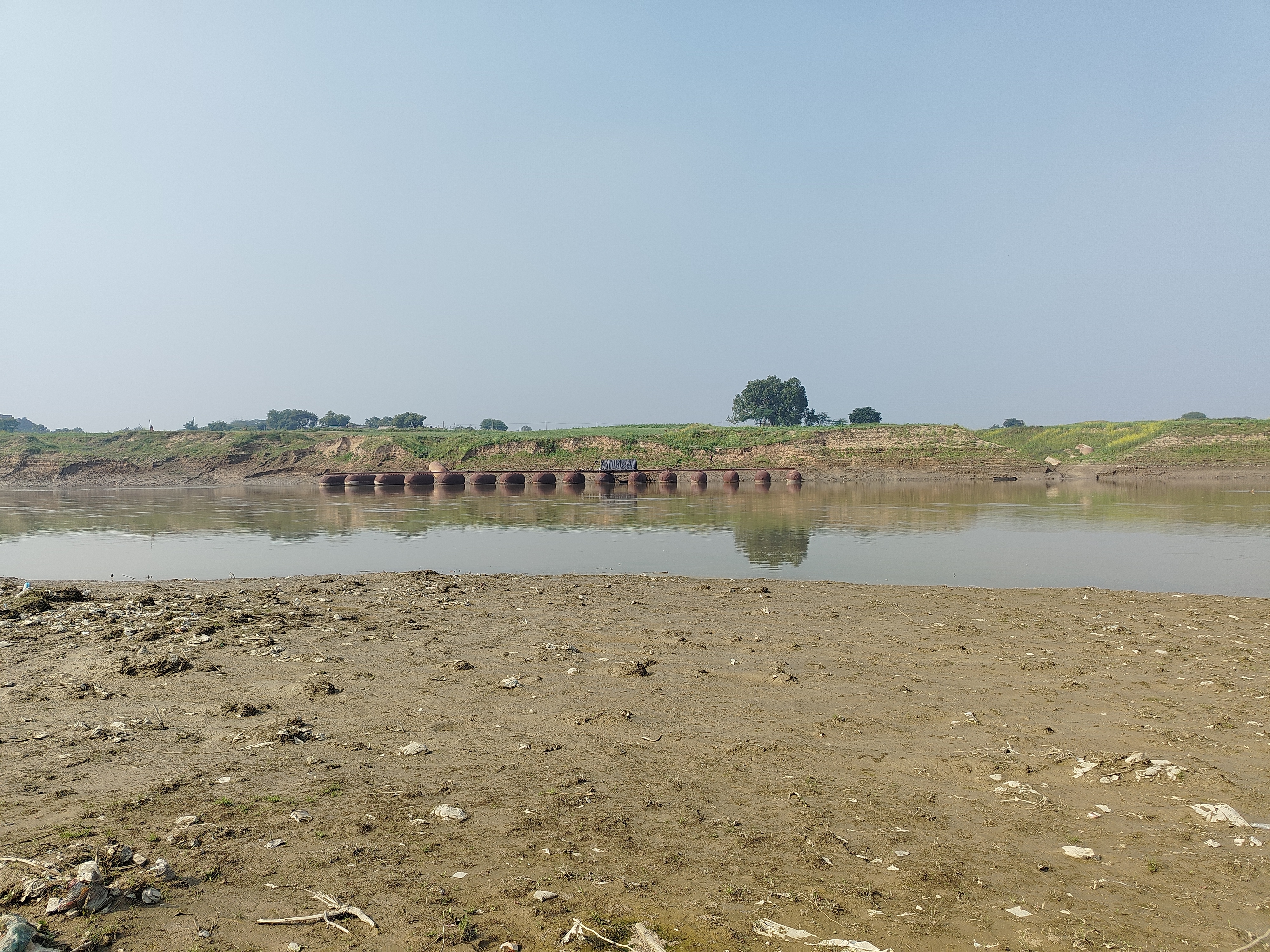 फोटो - पंटूल पुल बनने के लिए रखे पीपे