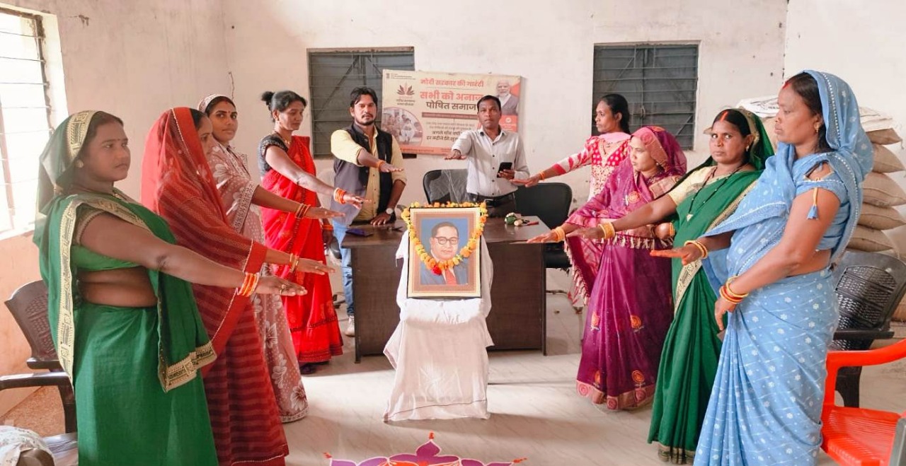 जांजगीर चांपा: अमृत सरोवर स्थलों पर मनाया गया संविधान दिवस - उद्देशिका का वाचन और जल संरक्षण की ली शपथ