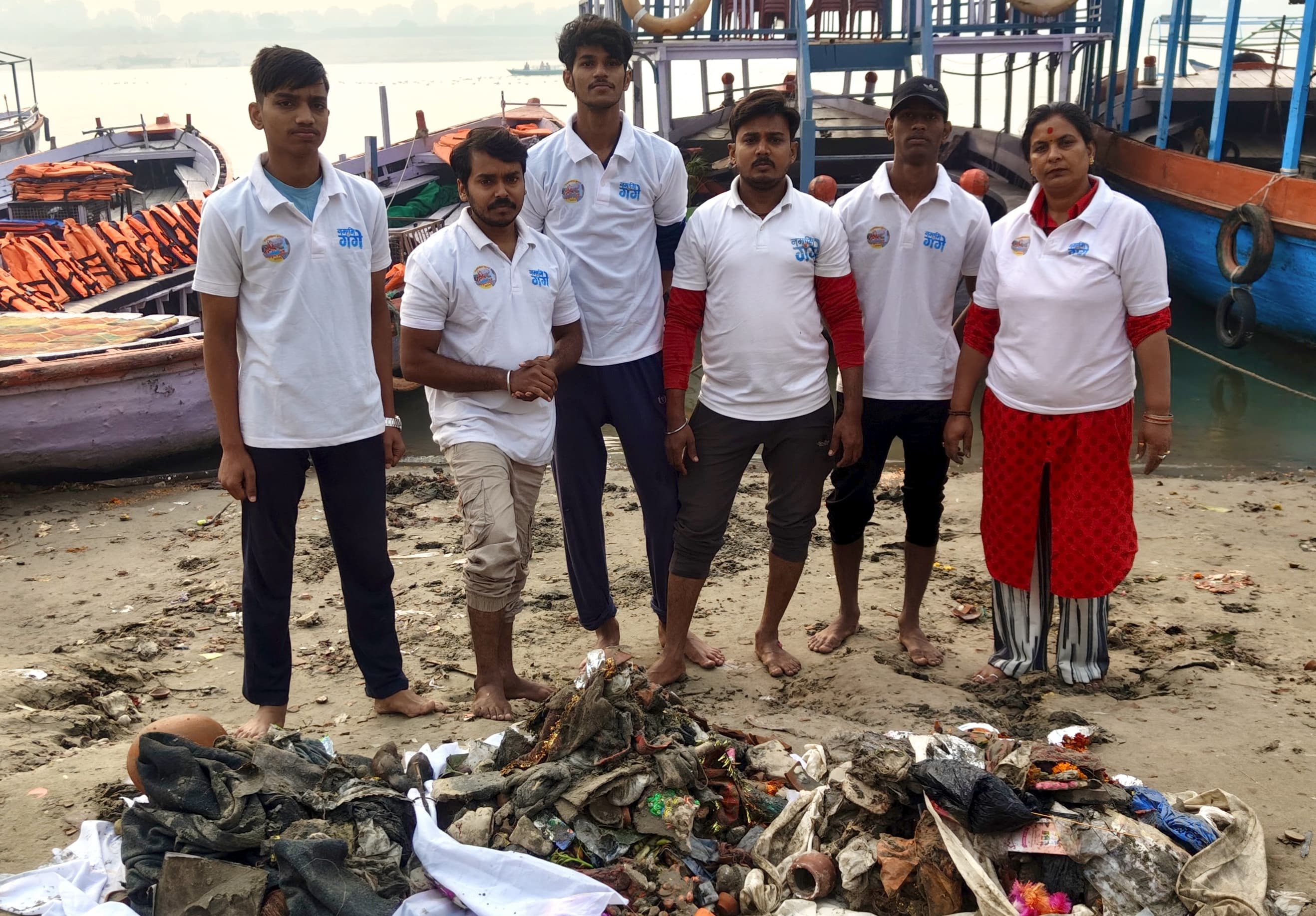 राजघाट पर स्वच्छता अभियान में शामिल स्वयंसेवक