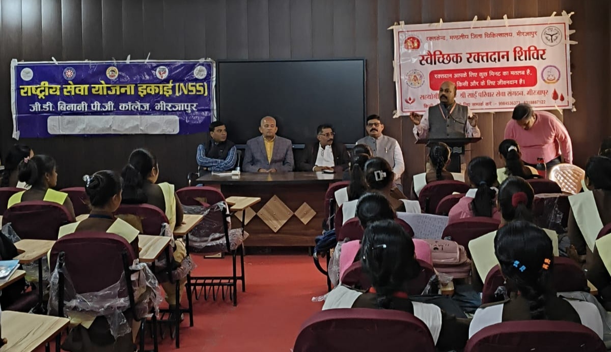 कार्यक्रम को सम्बोधित करते वक्ता।