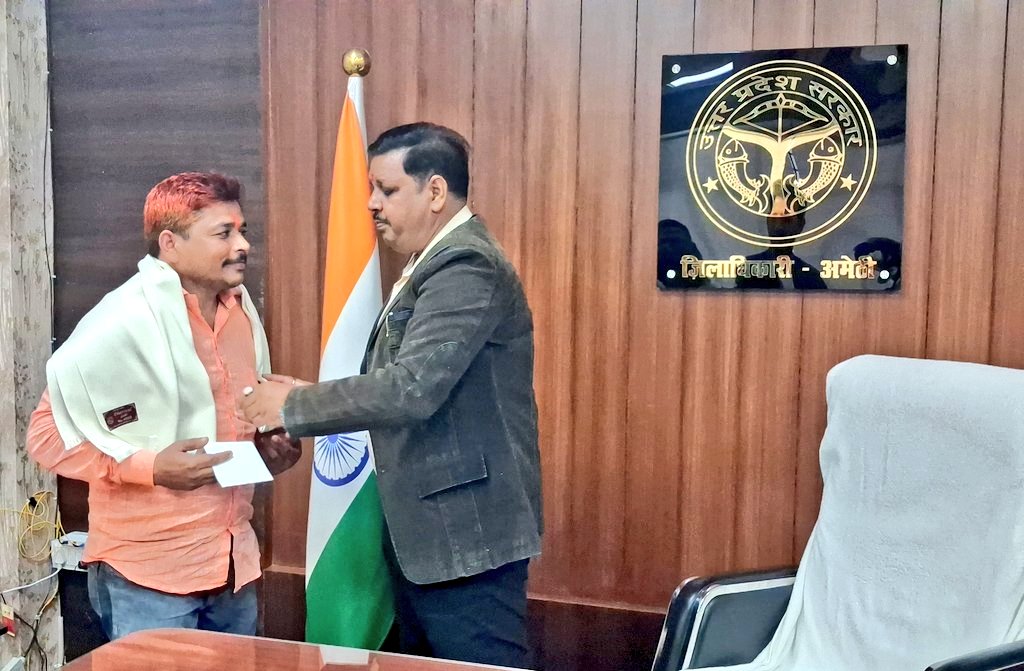 BLO को सम्मानित करते हुए जिलाधिकारी