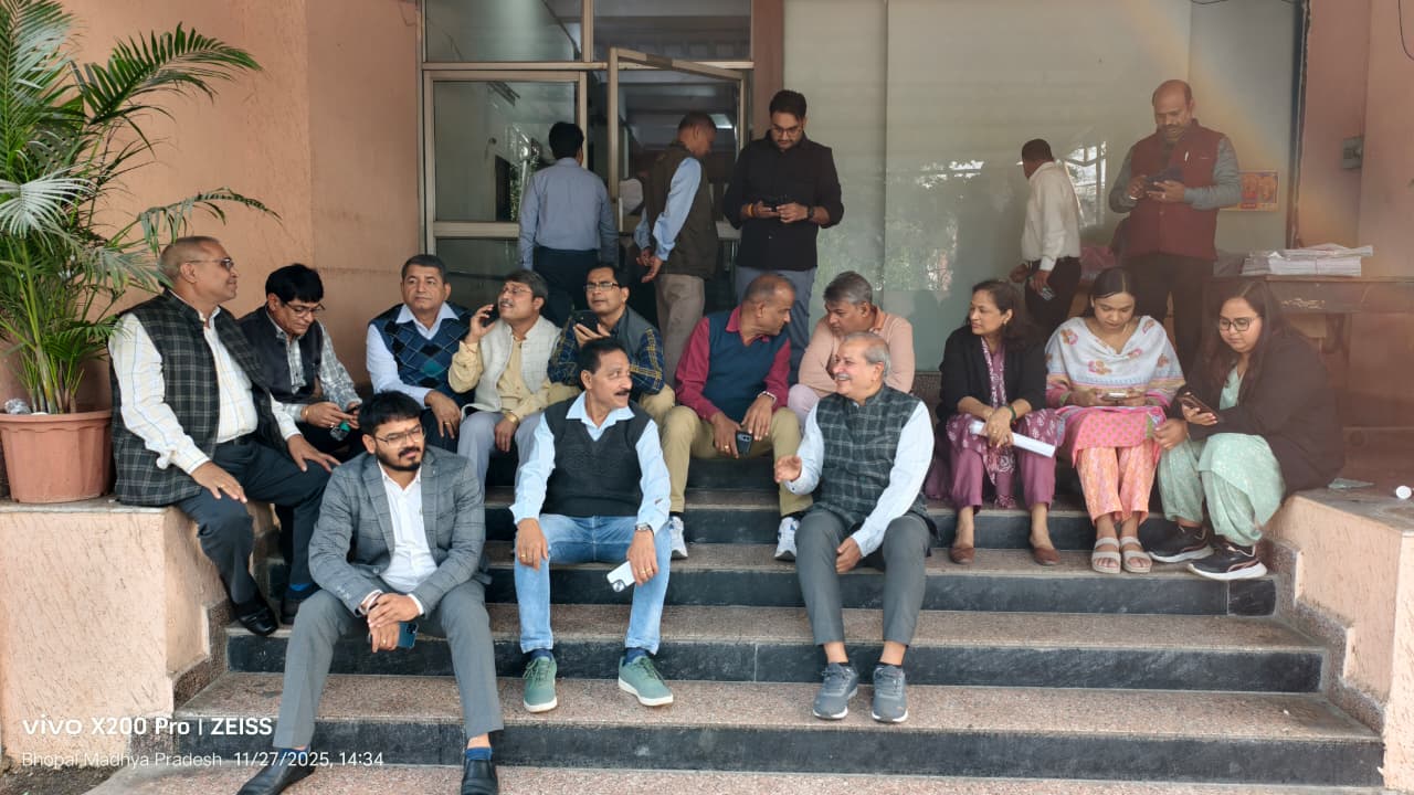 मध्य प्रदेश जनसंपर्क विभाग में कलमबद्ध हड़ताल