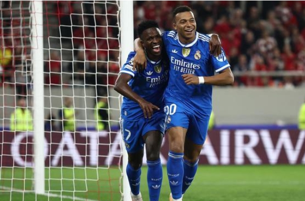 विनीसियस जूनियर और किलियन एमबाप्पे गोल की खुशी मनाते हुए