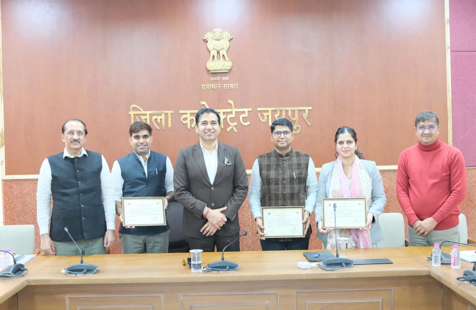 जिला निर्वाचन अधिकारी डॉ. जितेन्द्र कुमार सोनी ने किया तीन ईआरओ का सम्मान