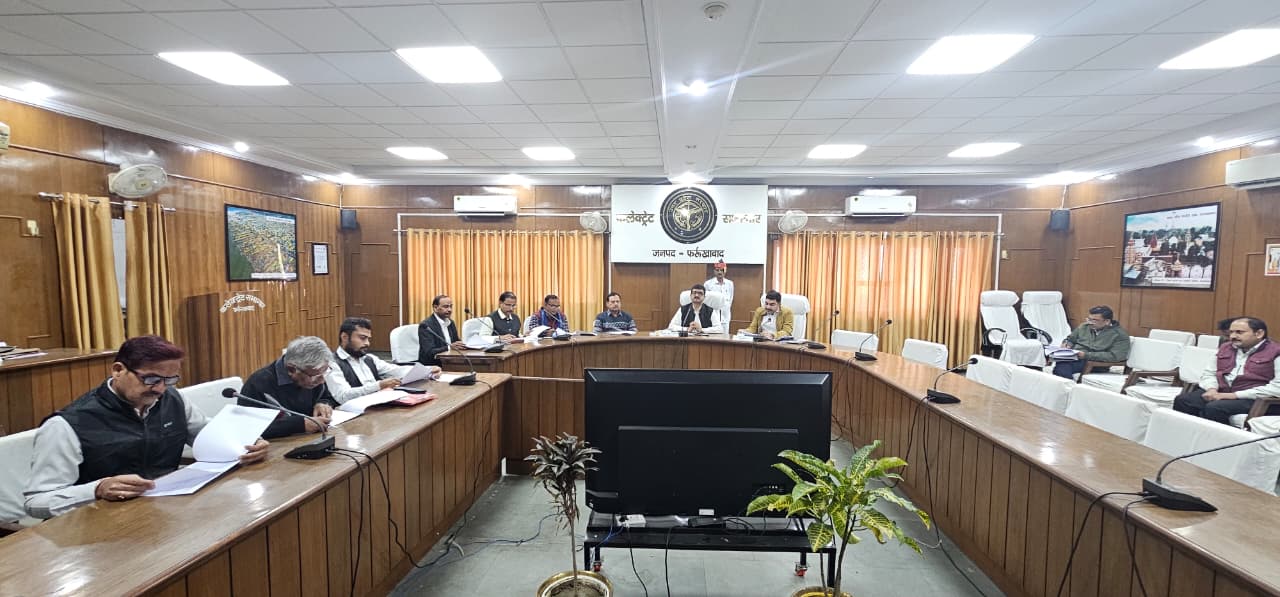 फर्रुखाबाद में डीएम राजनीतिक पार्टियों के साथ बैठक करते हुए। फर्रुखाबाद में डीएम राजनीतिक पार्टियों के साथ बैठक करते हुए।