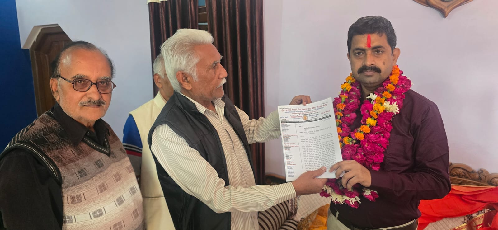 एमएलसी जितेंद्र सिंह सेंगर को मांग पत्र सौंपते पेंशनर एमएलसी जितेंद्र सिंह सेंगर को मांग पत्र सौंपते पेंशनर