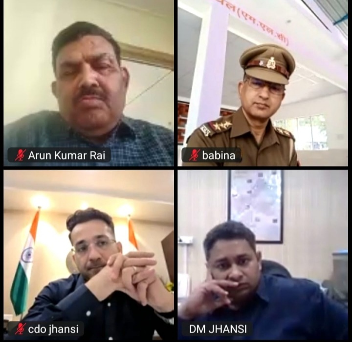 जूम मीटिंग में जुड़े अधिकारी