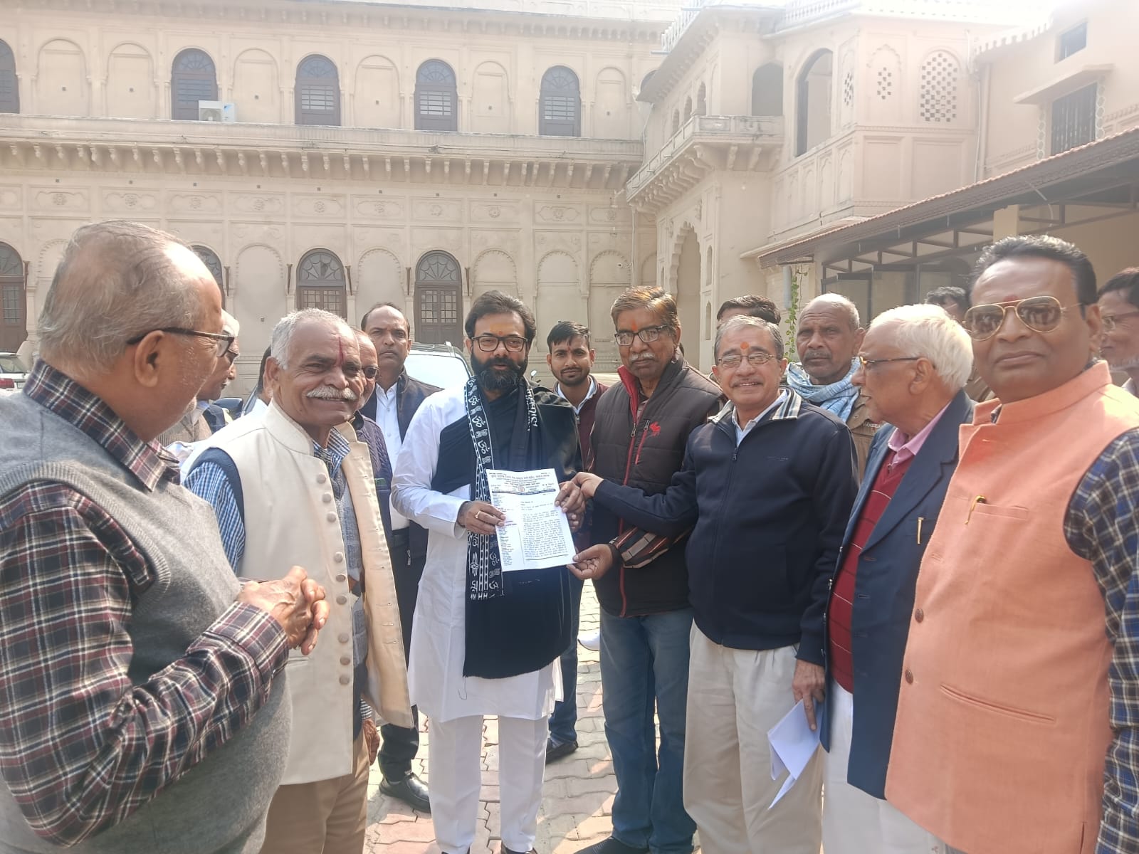 चरखारी विधायक ब्रजभूषण राजपूत से मिलते पेंशनर चरखारी विधायक ब्रजभूषण राजपूत से मिलते पेंशनर