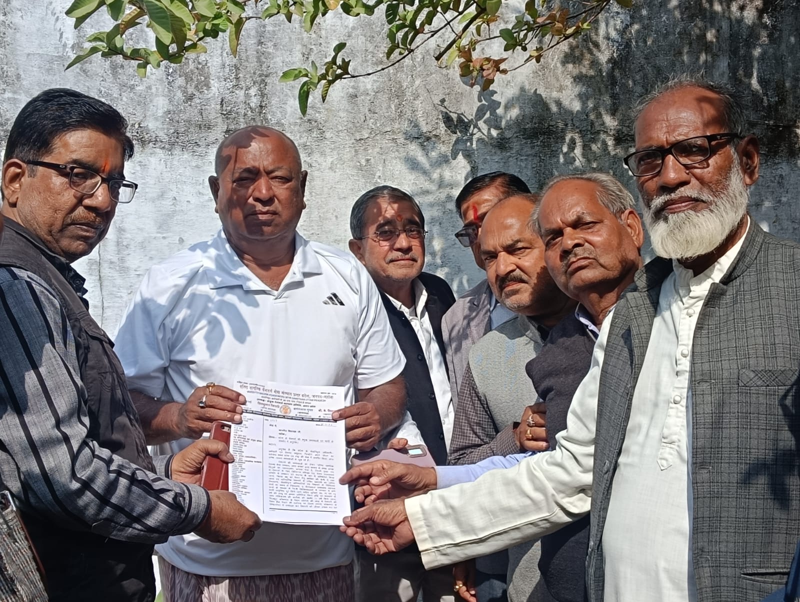 सदर विधायक को मांग पत्र सौंपते पेंशनर सदर विधायक को मांग पत्र सौंपते पेंशनर