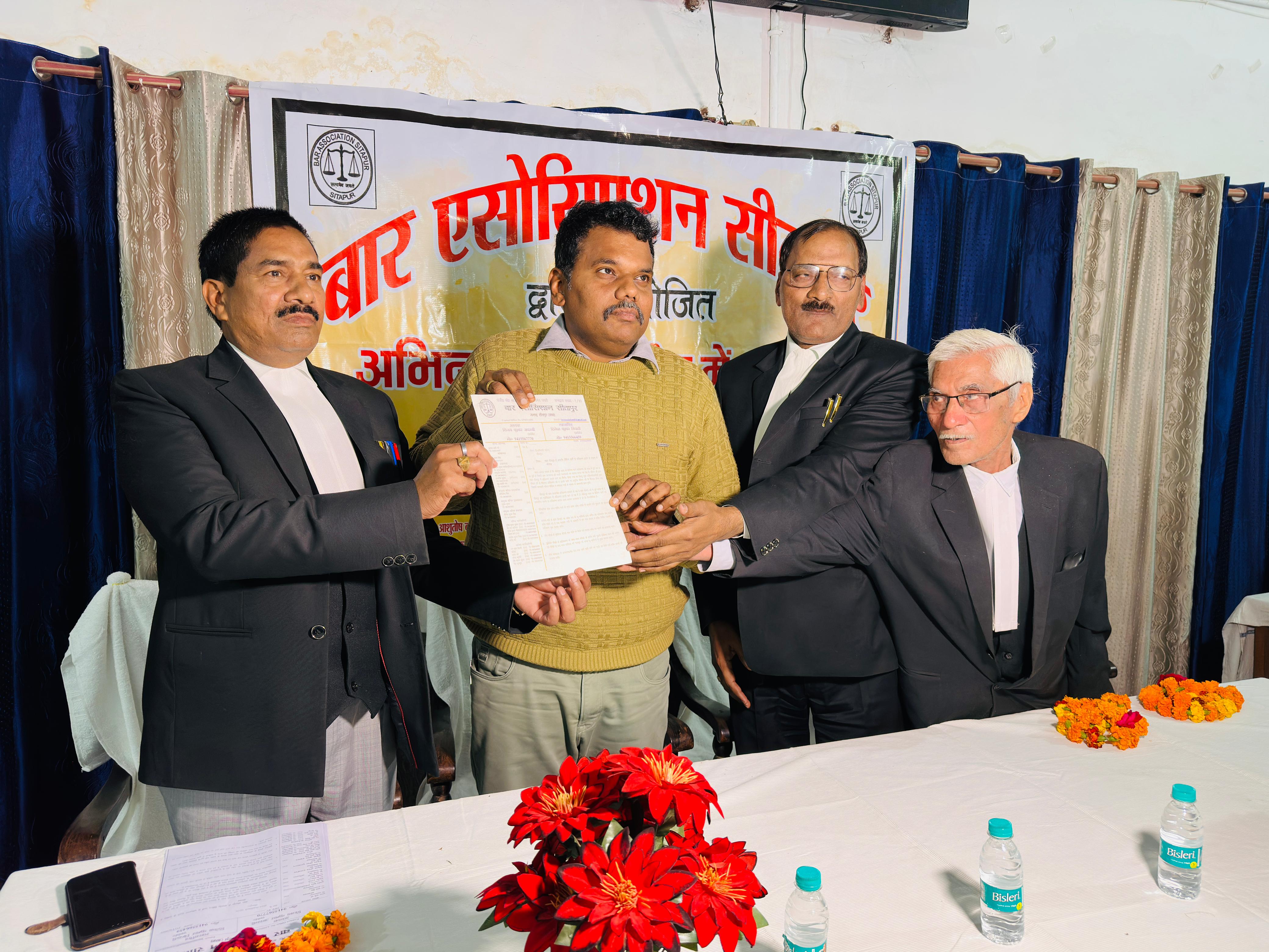 जिलाधिकारी को सम्मानित करते हुए