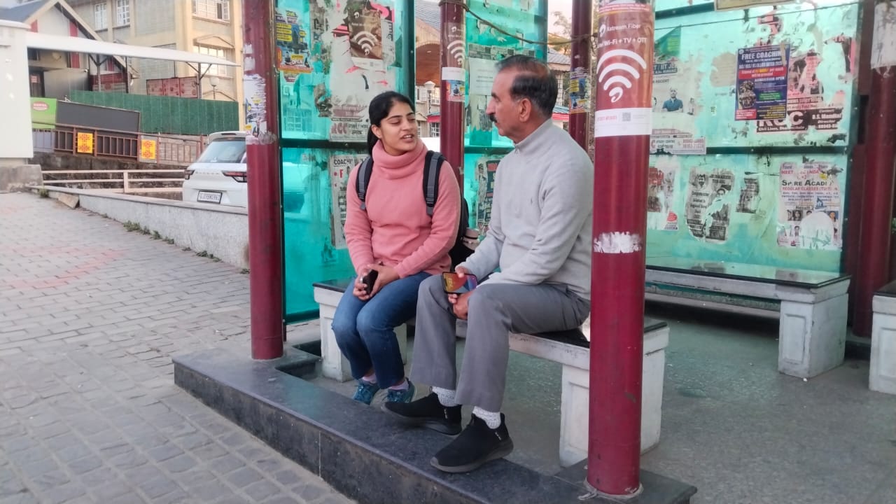 रेन शेल्टर पर बैठी लड़की से मिलते हुए मुख्यमंत्री।