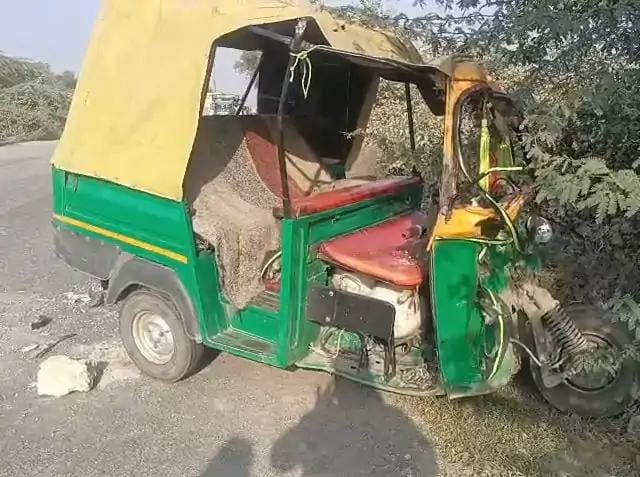 सड़क किनारे पड़ा दुर्घटनाग्रस्त ऑटो