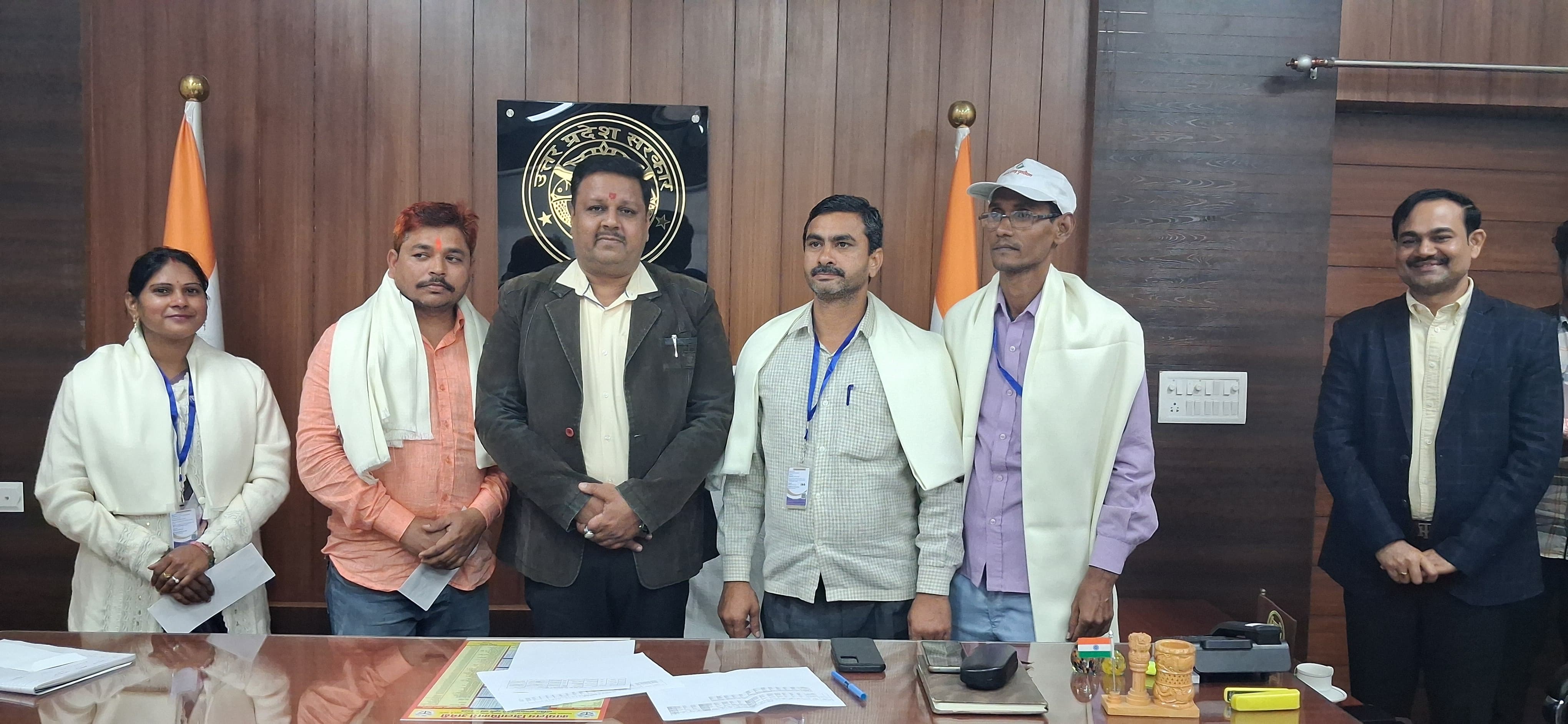 जिलाधिकारी और अपर जिलाधिकारी बी एल ओ के साथ