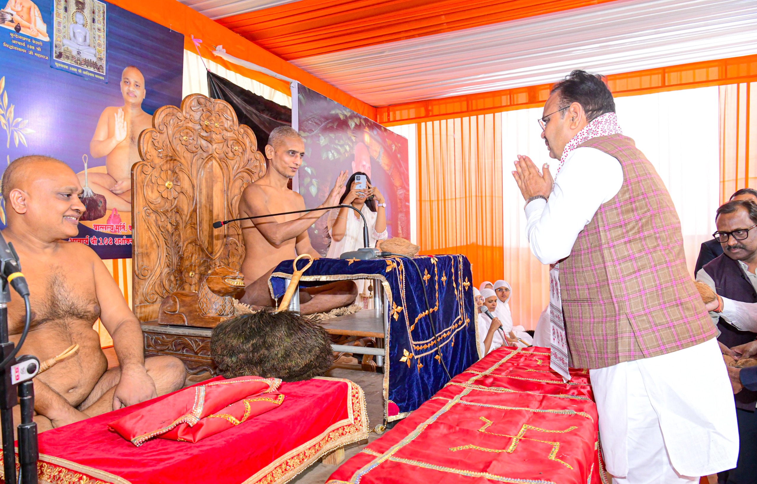 मुख्यमंत्री भजनलाल शर्मा जैन मुनि के दर्शन करते हुए।