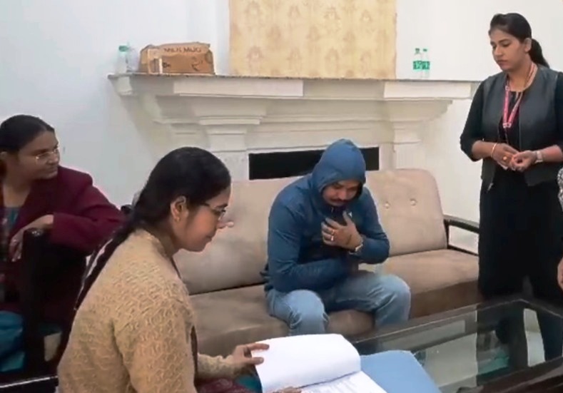 जिला अस्पताल में क्लर्क को ईओडब्लू ने रिश्वत लेते रंगे हाथों पकड़ा