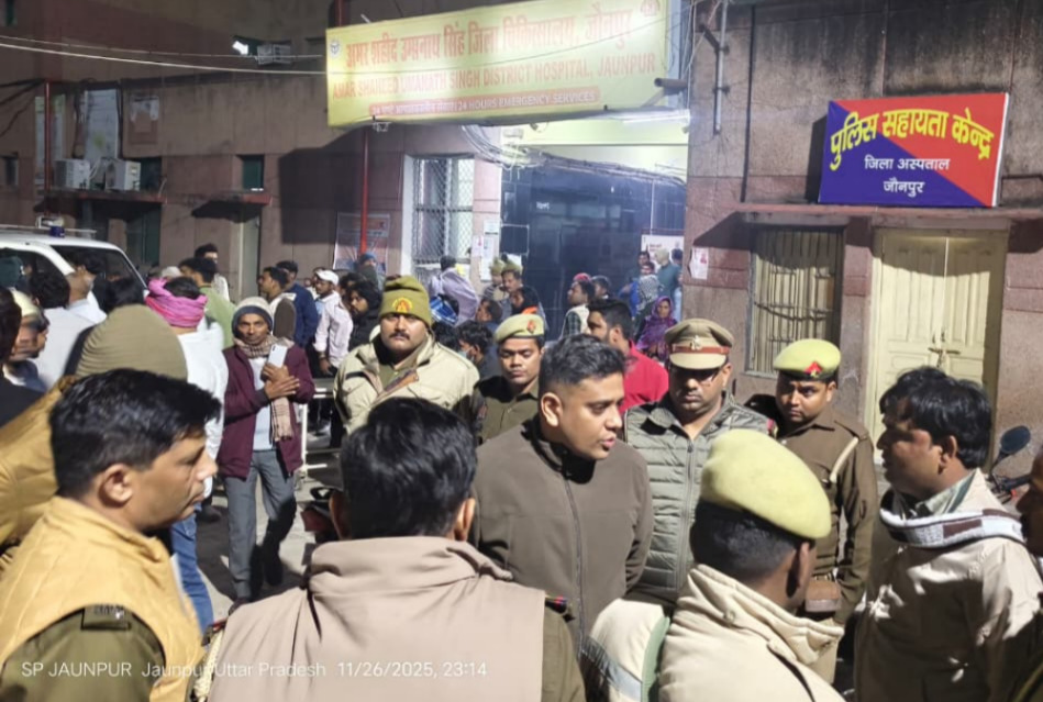 मौके पर पहुंचे पुलिस अधीक्षक डॉ कौस्तुभ परिजनों से पूछताछ करते हुए मौके पर पहुंचे पुलिस अधीक्षक डॉ कौस्तुभ परिजनों से पूछताछ करते हुए