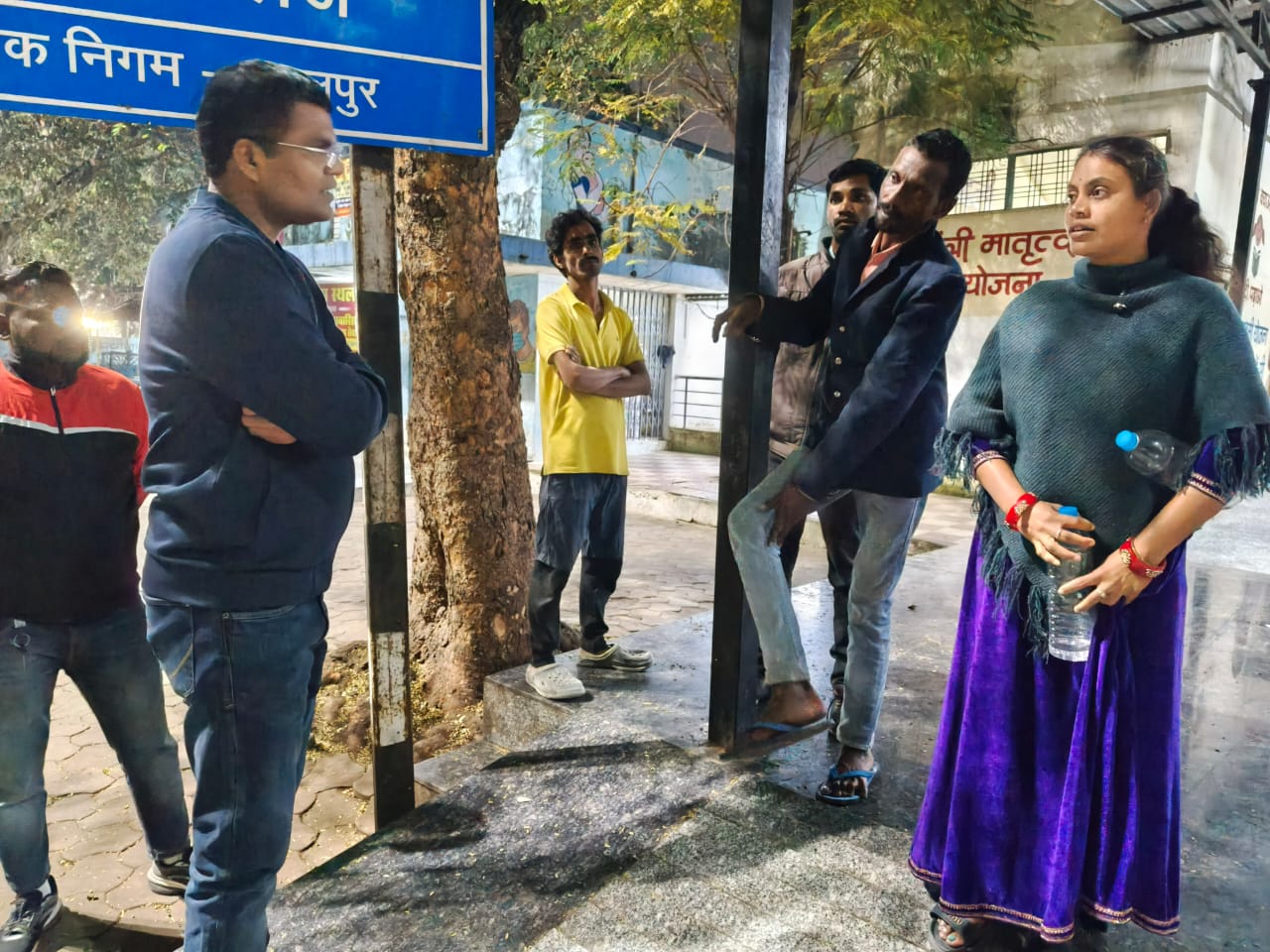 देर रात मेडिकल रैन बसेरा का औचक निरीक्षण: निराश्रित और मरीजों के बीच पहुंचे निगमायुक्त